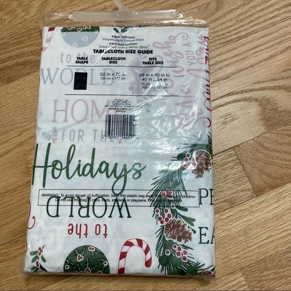 Christmas Rectangle Table Cloth Wreath Merry Peace on Earth NEW - Picture 3 of 3